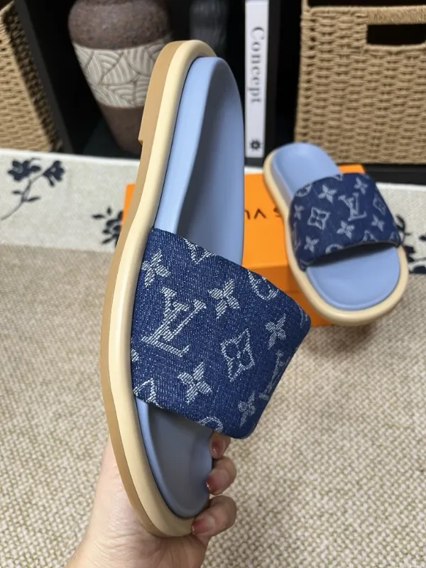 P320💰[New model] Long-term availability, 2025 new model, couple model [LOUlS VUlTTON] comes with drawer box, bag, card, invoice "Louis Vuitton ~ unique modern sandals. 》LV counter purchasing 🏃Men's and women's casual slippers, sold at the same time at the counter, the original old flower material upper is soft and comfortable, (refuses to discolor and rub the feet) sole: original factory special combination original sole, code number: 35--46 4 multiple colors 🉑️ to choose from